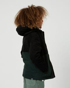 From Alphabet Soup comes Kids Curb Green & Black Cord Puffer Jacket. Made with unique cord fabric and embroidered logo, it is both practical and trendy. Perfect for streetwear or outdoor activities, the jacket has a fixed hood, two front pockets, and a zip-up front.