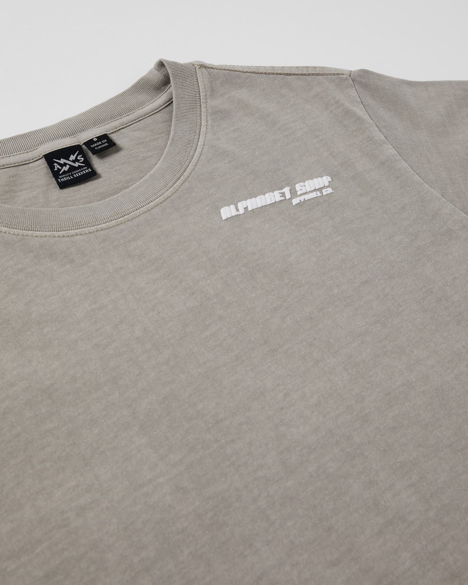 Expertly crafted using 100% cotton jersey in a unique concrete colorway, this Kids San Clemente Tee boasts a vintage garment dye wash and puff logo print on the chest and back.
