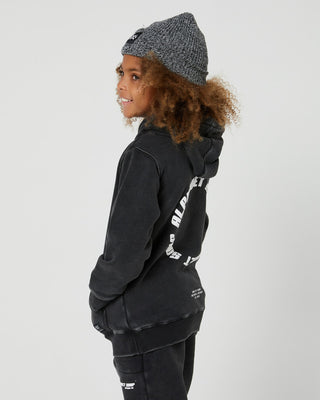 This Teen Boys Steel Grey Hoodie by Alphabet Soup boasts a vintage look with heavy brushed back fleece for comfort, a boxy skate fit, and a playful raised logo. Perfect for young skate lovers and adventurers! Includes fixed hood and front pocket.
