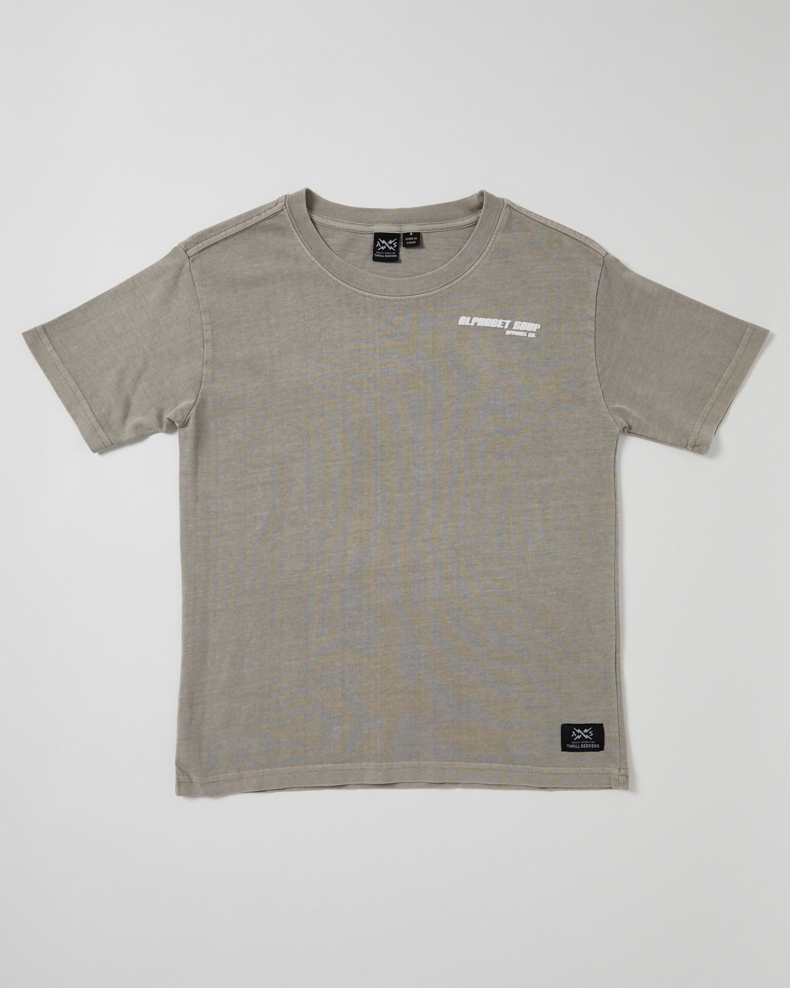 Expertly crafted using 100% cotton jersey in a unique concrete colorway, this Kids San Clemente Tee boasts a vintage garment dye wash and puff logo print on the chest and back.