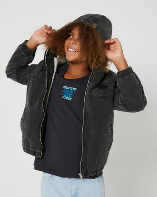 The Kids Positive Vibes Tee from Alphabet Soup is a comfy cotton shirt with a washed black look and playful prints. Equipped with a crew neck and straight hem.